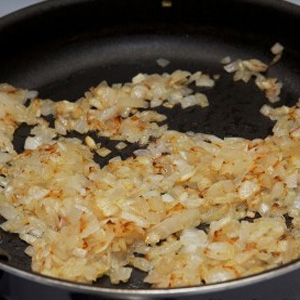 цибулю на сковороді