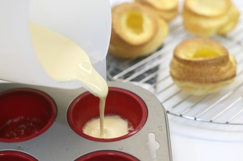 наливаємо тісто для пудингу в форму