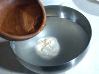 Кулька поміщаємо в теплу воду