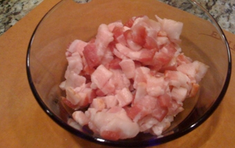 нарізаємо на шматочки свинячу грудку