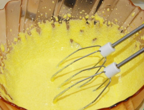 збиваємо жовтки з цукром