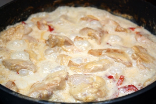 заливаємо сметаною і відправляємо в духовку