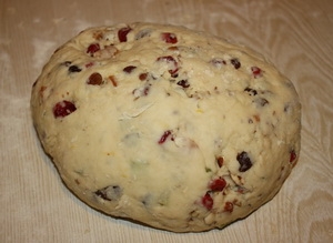 вимішуємо тісто для штоллен