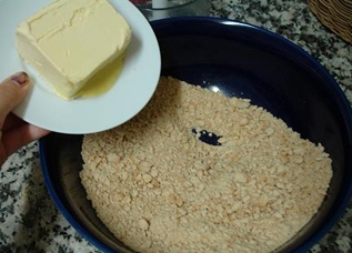 викладаємо масло в ємність з крихтою