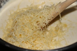 Розчиняємо сир у вершках