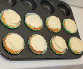 змащуємо глазур'ю кекси