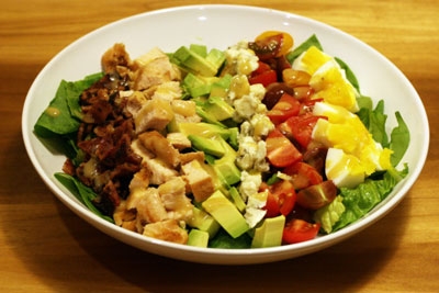 салат в тарілці