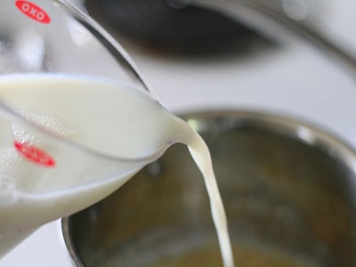 молоко в сотейнику