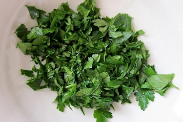 дрібно рубаємо петрушку