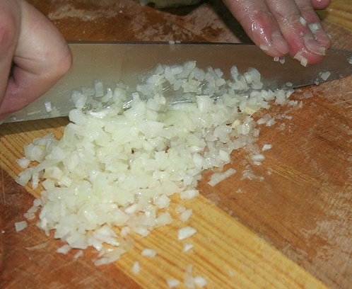 нарізаємо цибулю дрібно
