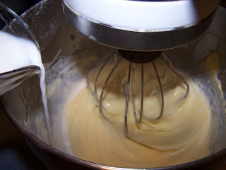 виливаємо в масу молоко