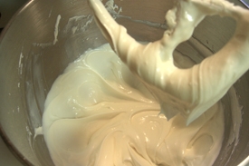 збиваємо сир з цукром і вершками