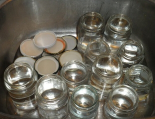 Промиваємо банки під водою