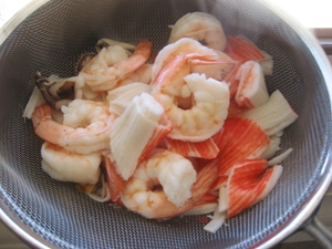 викладаємо морепродукти в сито