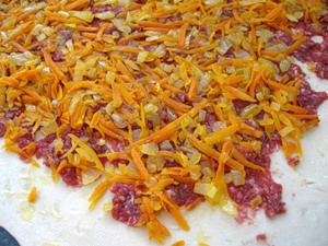 викладаємо на тісто начинку страви