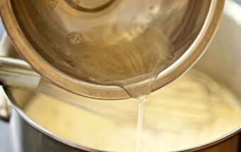 виливаємо рідкий желатин в сметанную масу