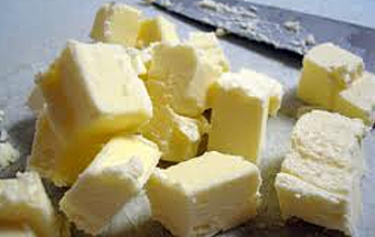 вершкове масло нарізаємо на шматочки