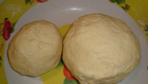 готове тісто ділимо на дві нерівні частини