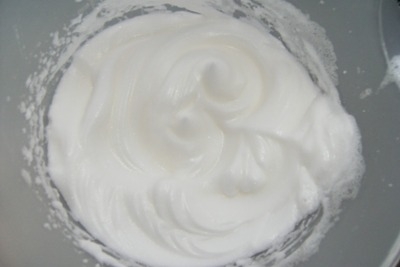 збиваємо яєчний білок