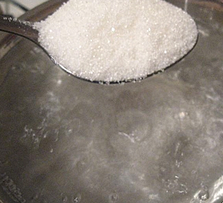 Всипаємо цукор у окріп