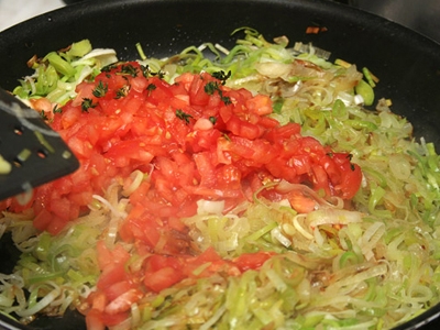 додати до цибулі помідори