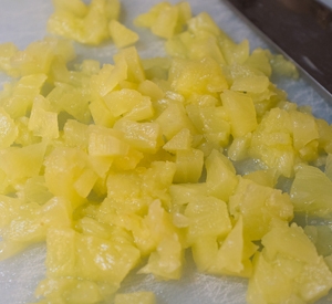 подрібнюємо ананас