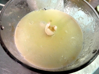 вливаємо в чашу блендера сік лимона