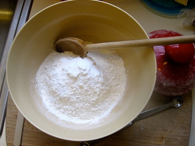 перемішуємо борошно з розпушувачем для тесту