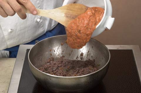 додаємо в сковороду томатний соус