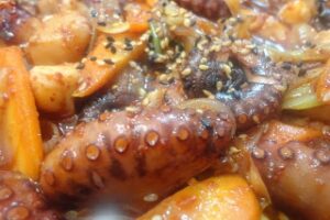 Смажений восьминіг з овочами