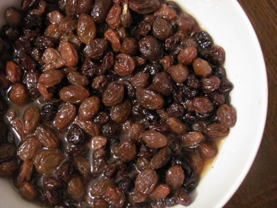 замочуємо родзинки