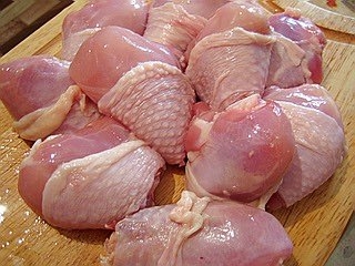 Розморожуємо і промиваємо курячі ніжки