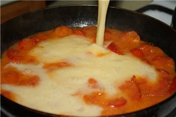 вливаємо яйця в сковороду