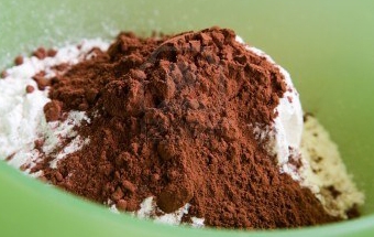 перемішуємо борошно з какао-порошком і розпушувачем