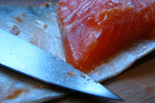 нарізаємо лосось