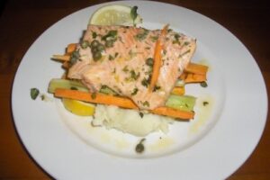 Горбуша, запечена у фользі з овочами