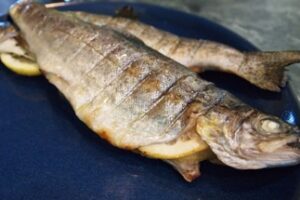 Форель на мангалі