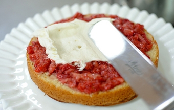 обмазуємо сметанним кремом полуницю