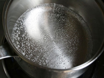 вода в сотейнику