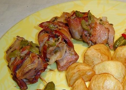 Подаємо реберця в беконі