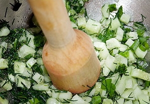 Товчемо огірки і зелень