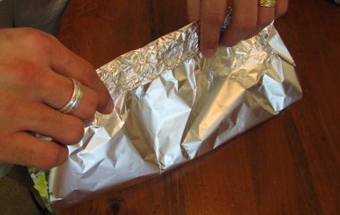 загортаємо куряче філе в харчову фольгу