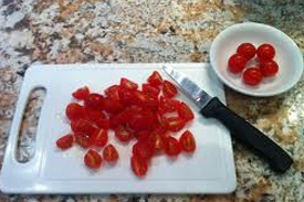 подрібнюємо помідори черрі