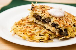 Деруни з грибно-сирною начинкою