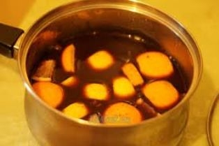 заливаємо вино і фрукти