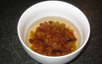 замочуємо родзинки