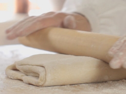 розкачуємо тришарове тісто