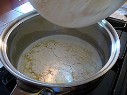 висипаємо в вершкову суміш борошно