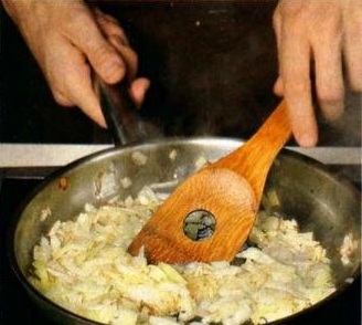 Обсмажимо цибулю