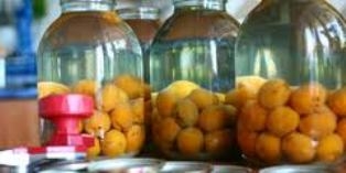 закатывае компоту в банки